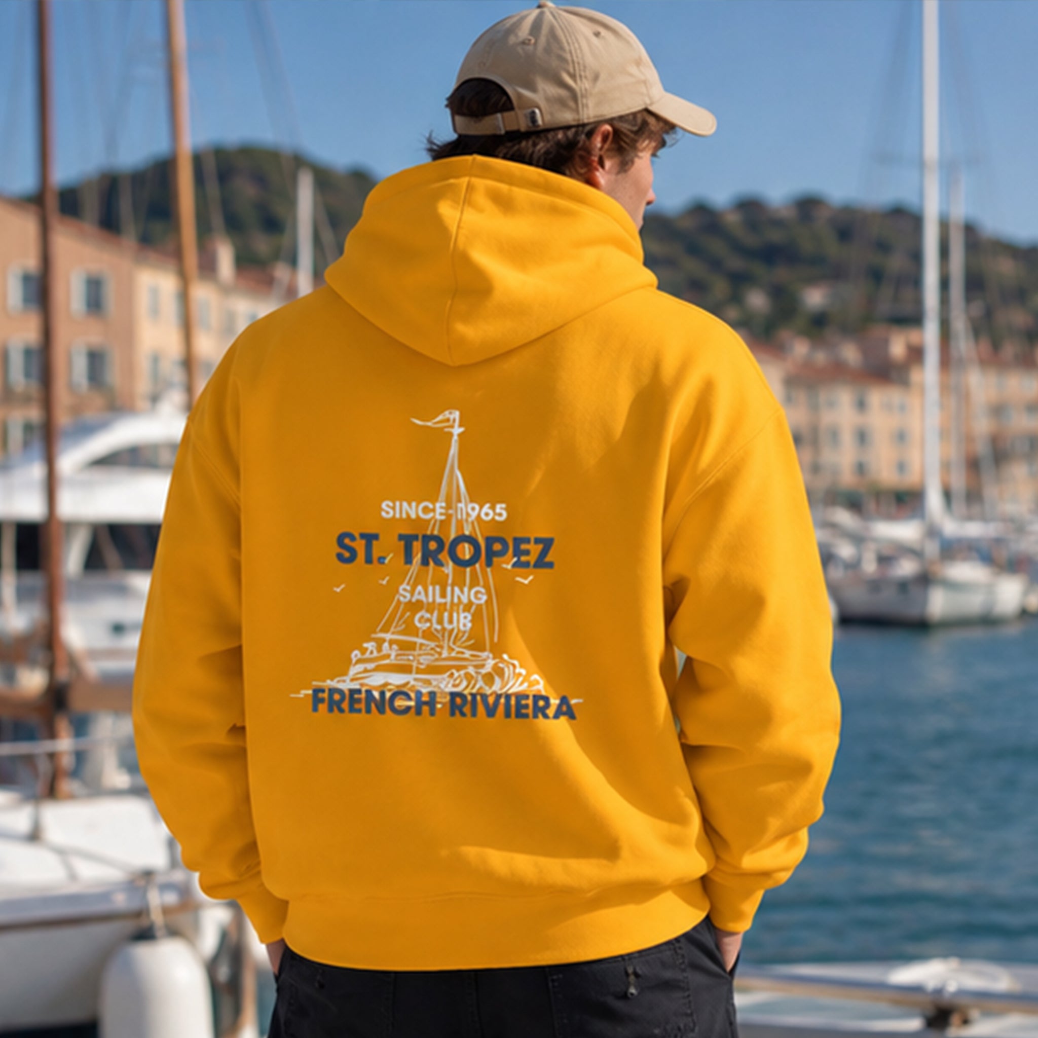Saint Tropez Sailing Club Hoodie – Turuncu – model üzerinde arka görünüm