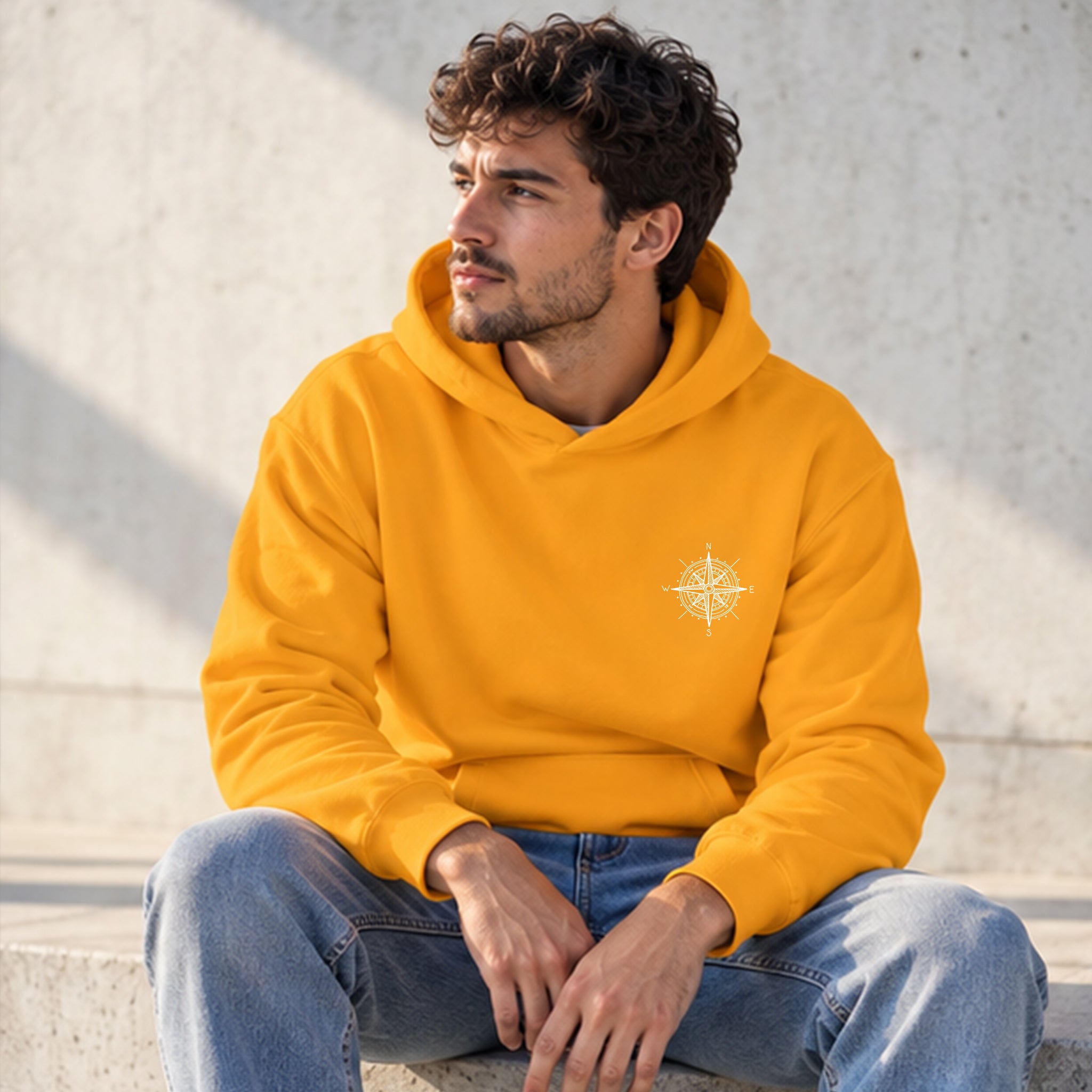 Saint Tropez Sailing Club Hoodie – Turuncu – model üzerinde ön görünüm