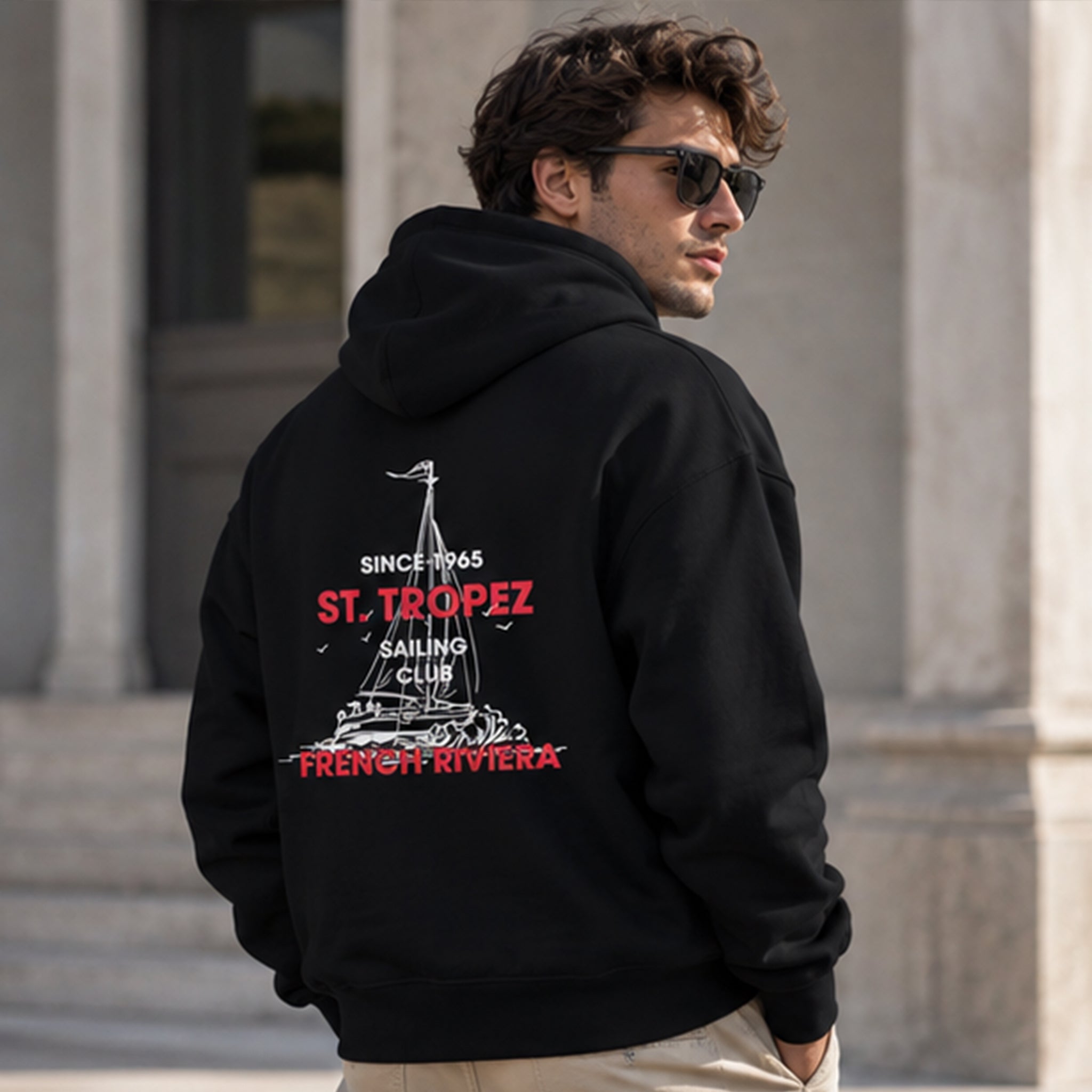 Saint Tropez Sailing Club Hoodie – Siyah – model üzerinde arka görünüm