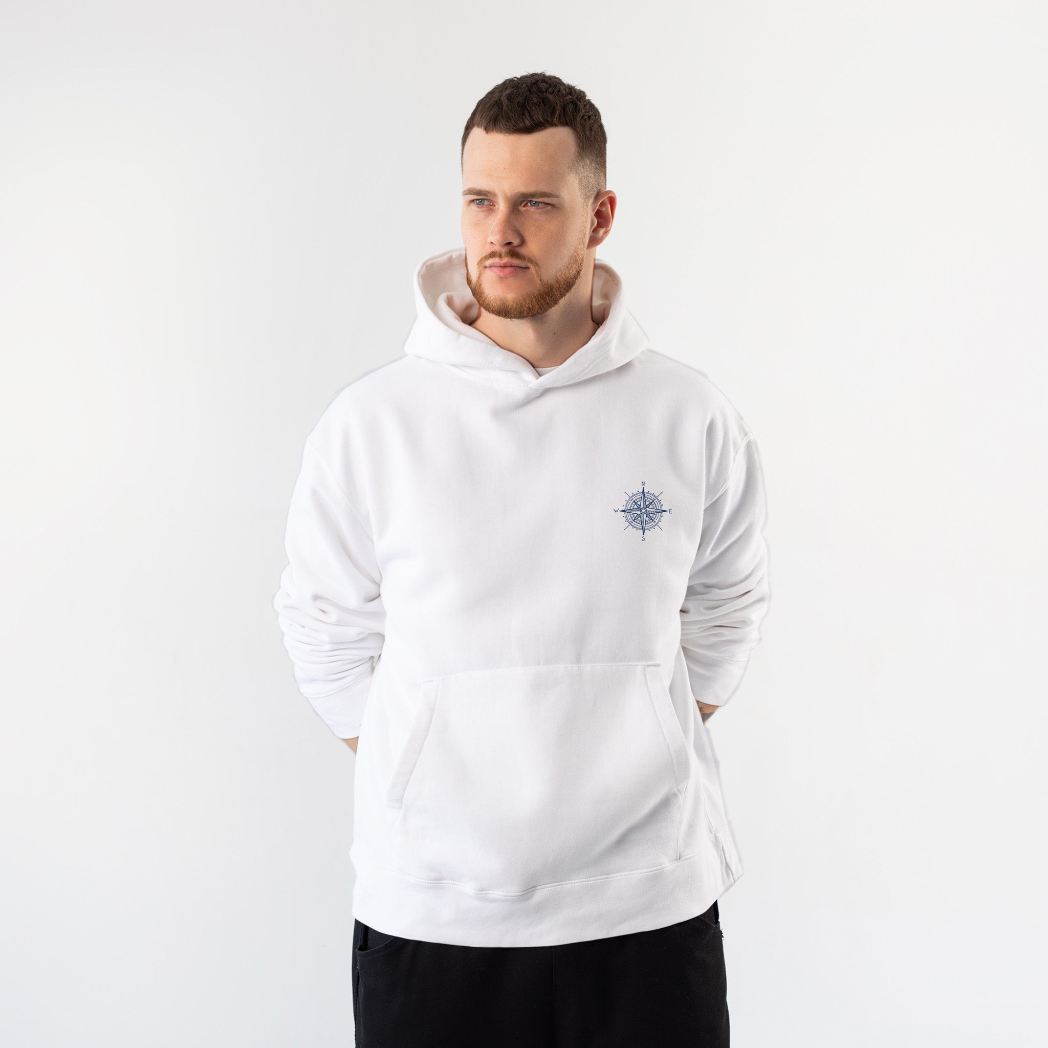 Saint Tropez Sailing Club Hoodie – Beyaz – model üzerinde ön görünüm