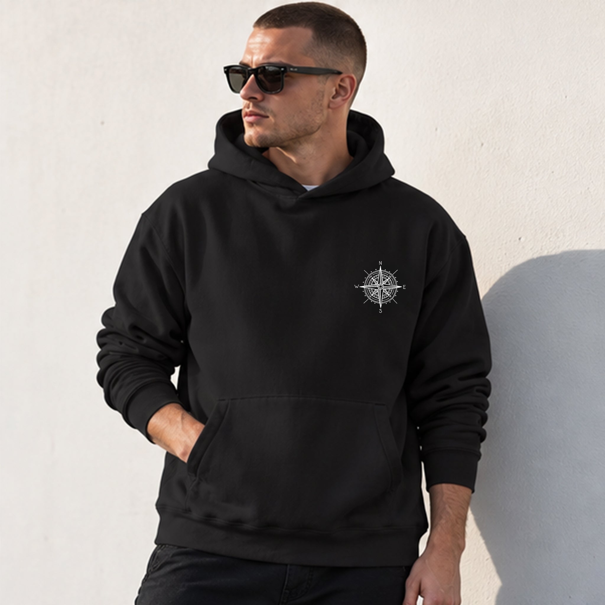 Saint Tropez Sailing Club Hoodie – Siyah – model üzerinde ön görünüm