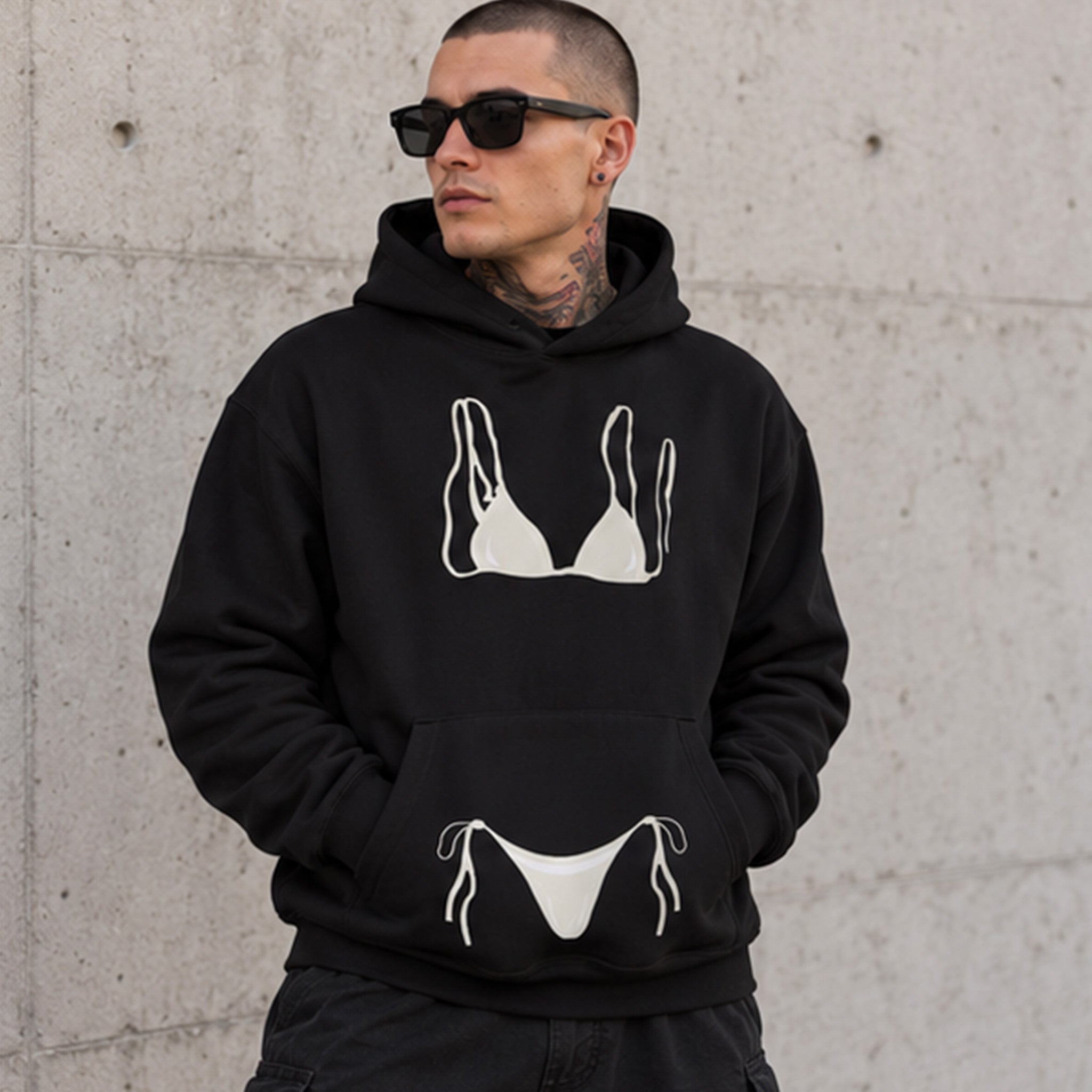 White Bikini Hoodie – Siyah – model üzerinde ön görünüm