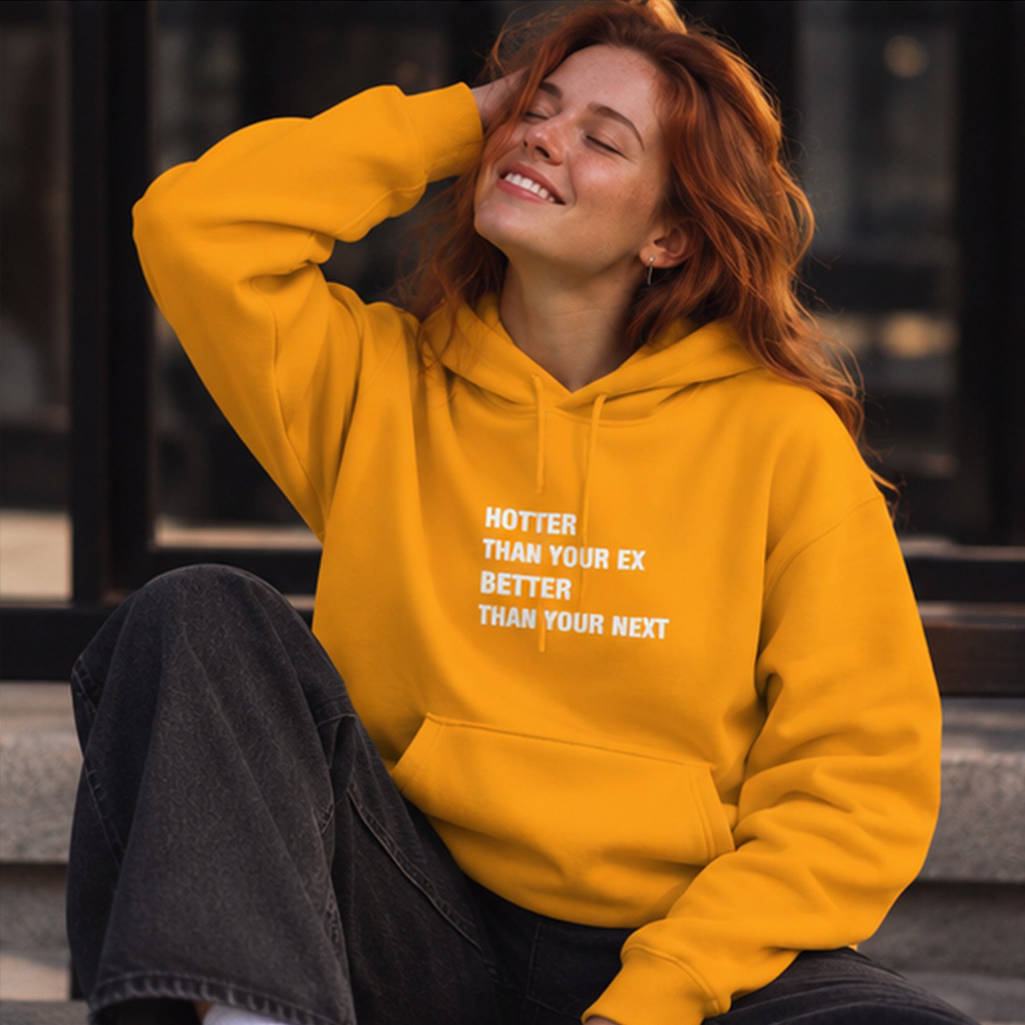 Hotter & Better Hoodie – Turuncu – model üzerinde ön görünüm