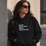 Hotter & Better Hoodie – Siyah – model üzerinde ön görünüm