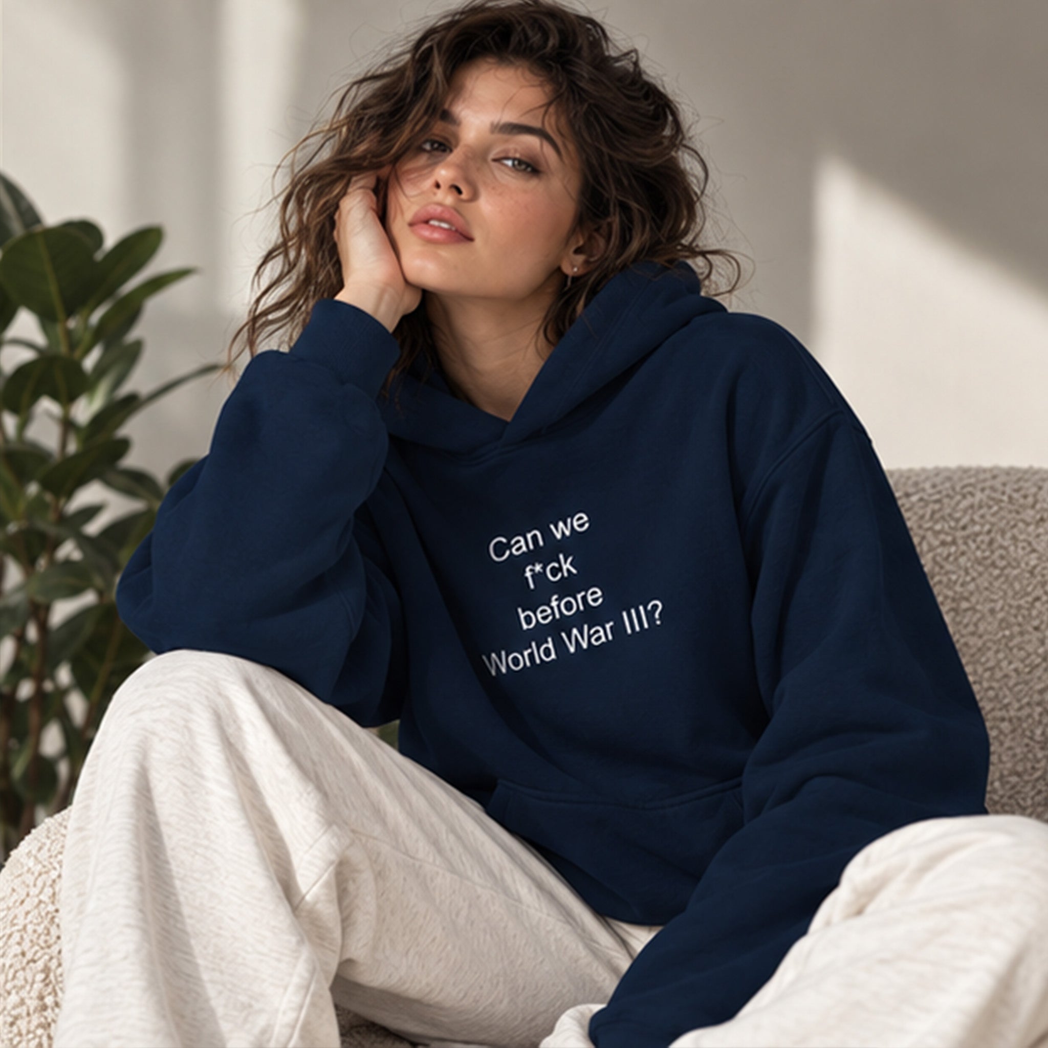 Before World War 3 Oversize Hoodie – Lacivert – model üzerinde ön görünüm