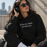 Go Find Less Hoodie – Siyah – model üzerinde ön görünüm