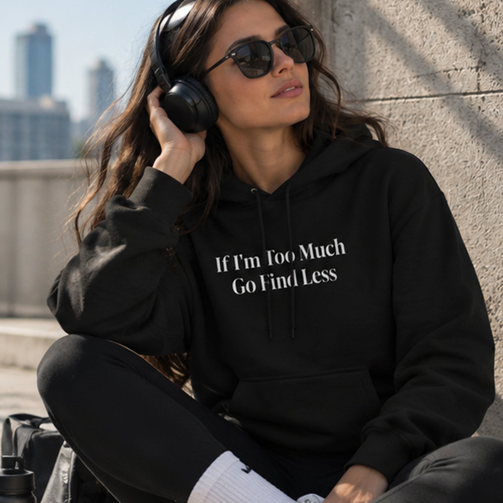 Go Find Less Hoodie – Siyah – model üzerinde ön görünüm