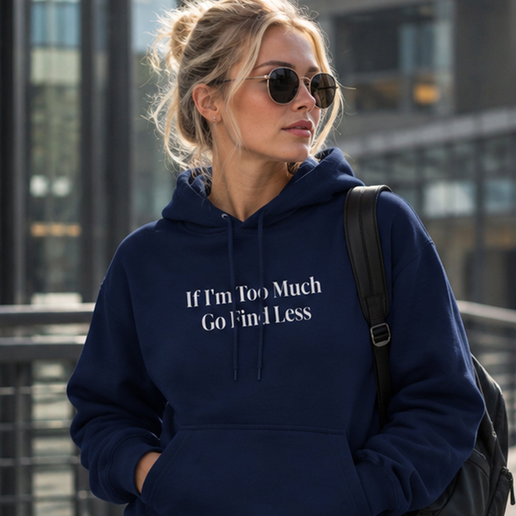 Go Find Less Hoodie – Lacivert – model üzerinde ön görünüm