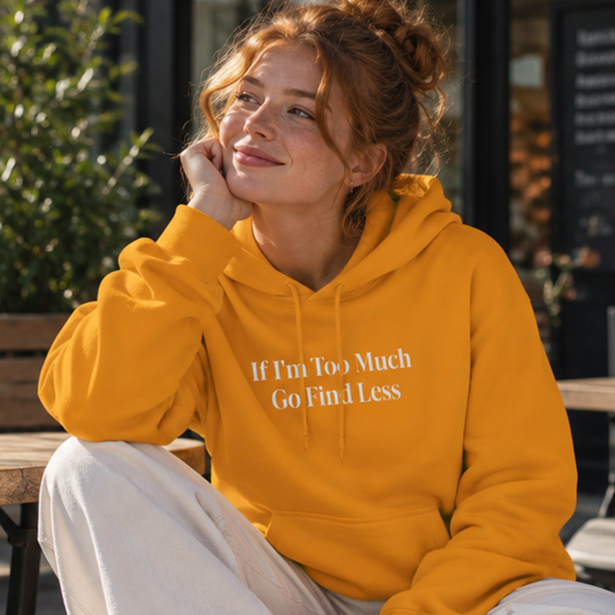 Go Find Less Hoodie – Turuncu – model üzerinde ön görünüm