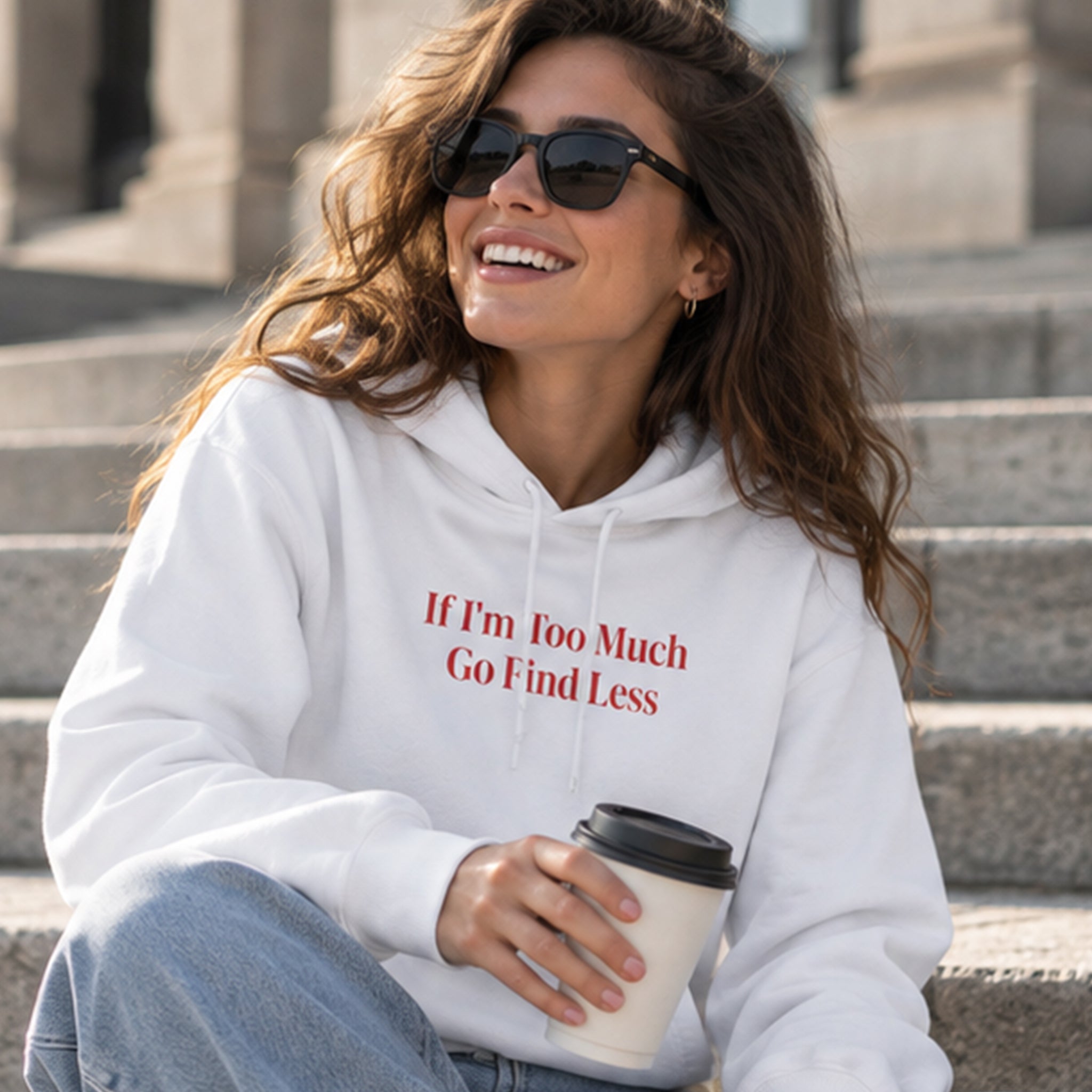 Go Find Less Hoodie – Beyaz – model üzerinde ön görünüm