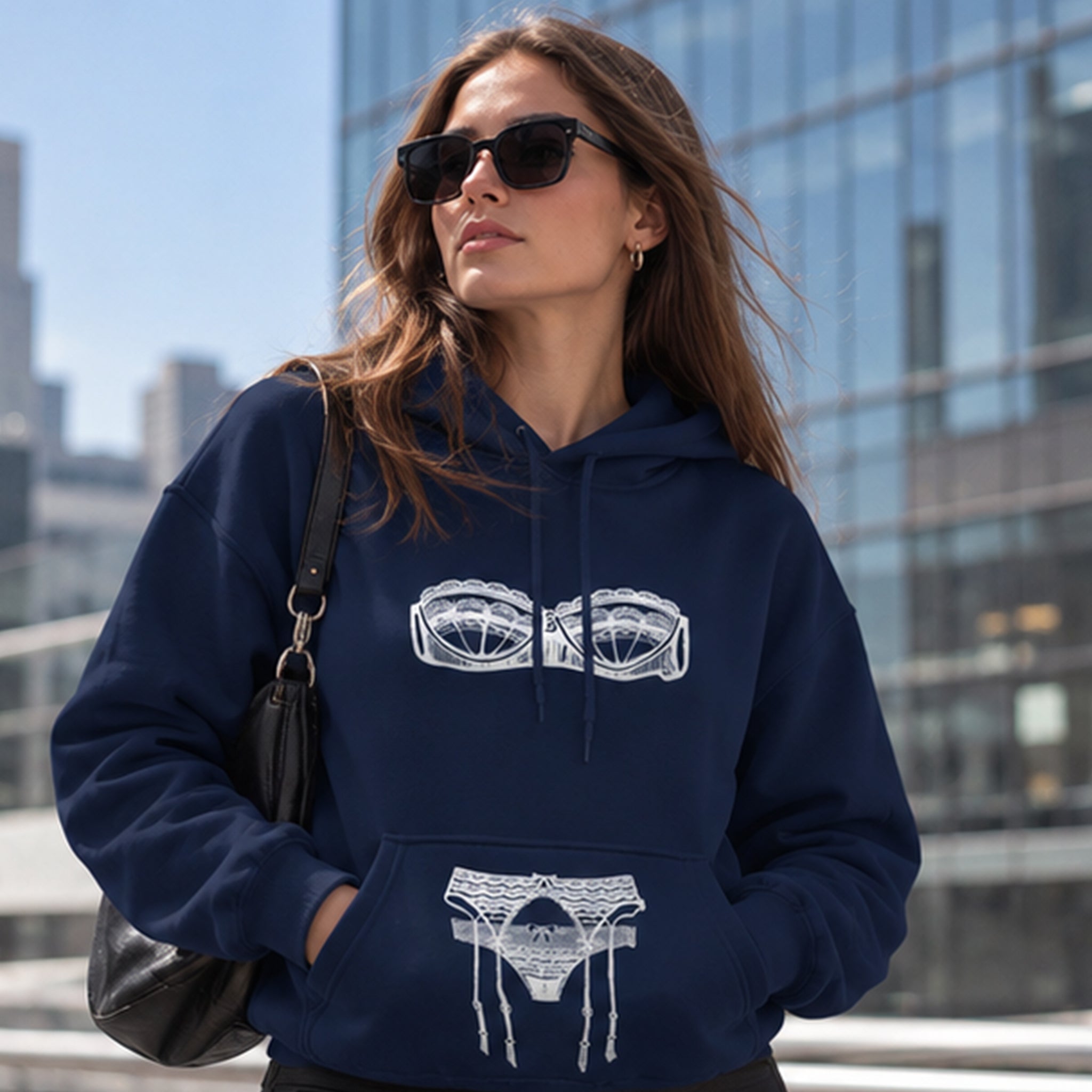 Unshell Me Hoodie – Lacivert – model üzerinde ön görünüm