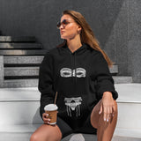 Unshell Me Hoodie – Siyah – model üzerinde ön görünüm