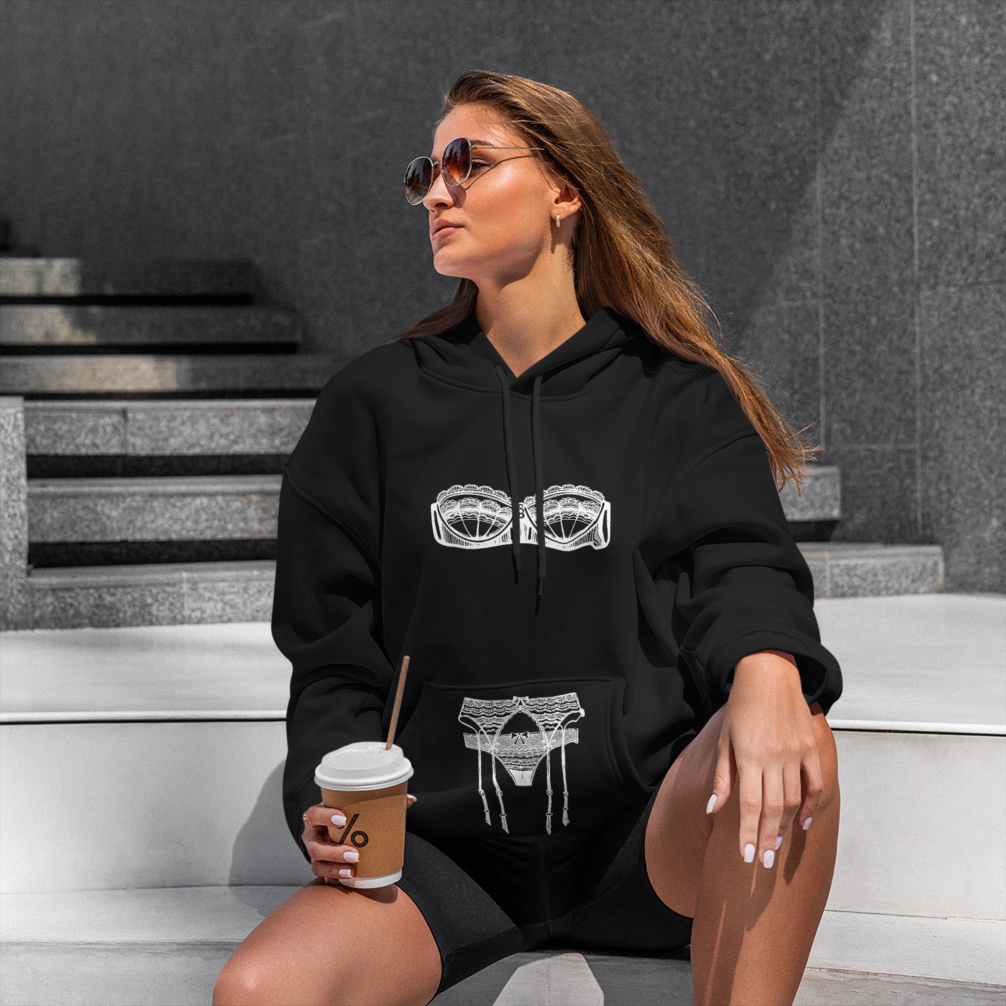 Unshell Me Hoodie – Siyah – model üzerinde ön görünüm