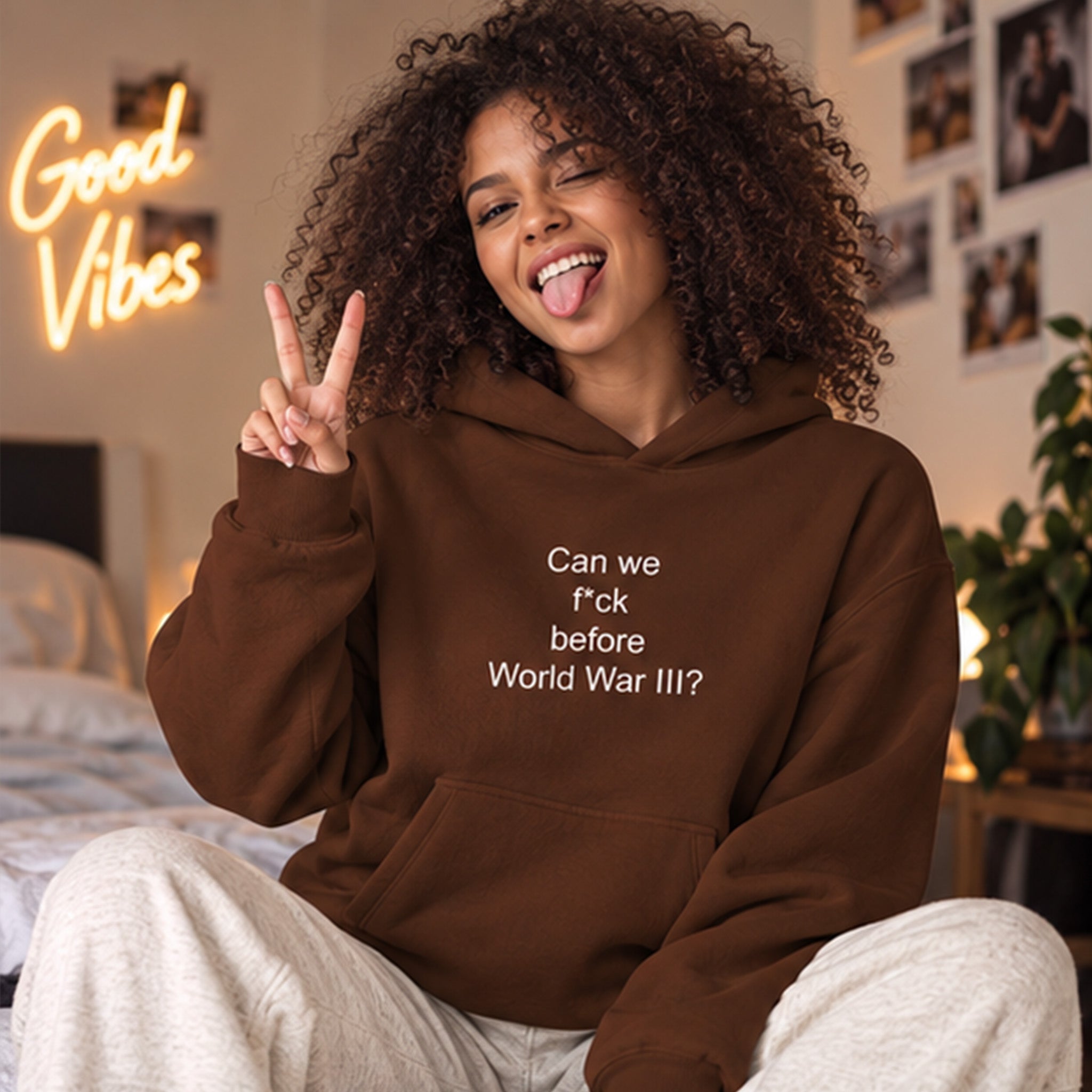 Before World War 3 Oversize Hoodie – Kahverengi – model üzerinde ön görünüm