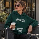 Unshell Me Hoodie – Koyu Yeşil – model üzerinde ön görünüm