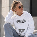 Unshell Me Hoodie – Beyaz – model üzerinde ön görünüm