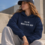 Call Me When You’re Rich Hoodie – Lacivert – model üzerinde ön görünüm