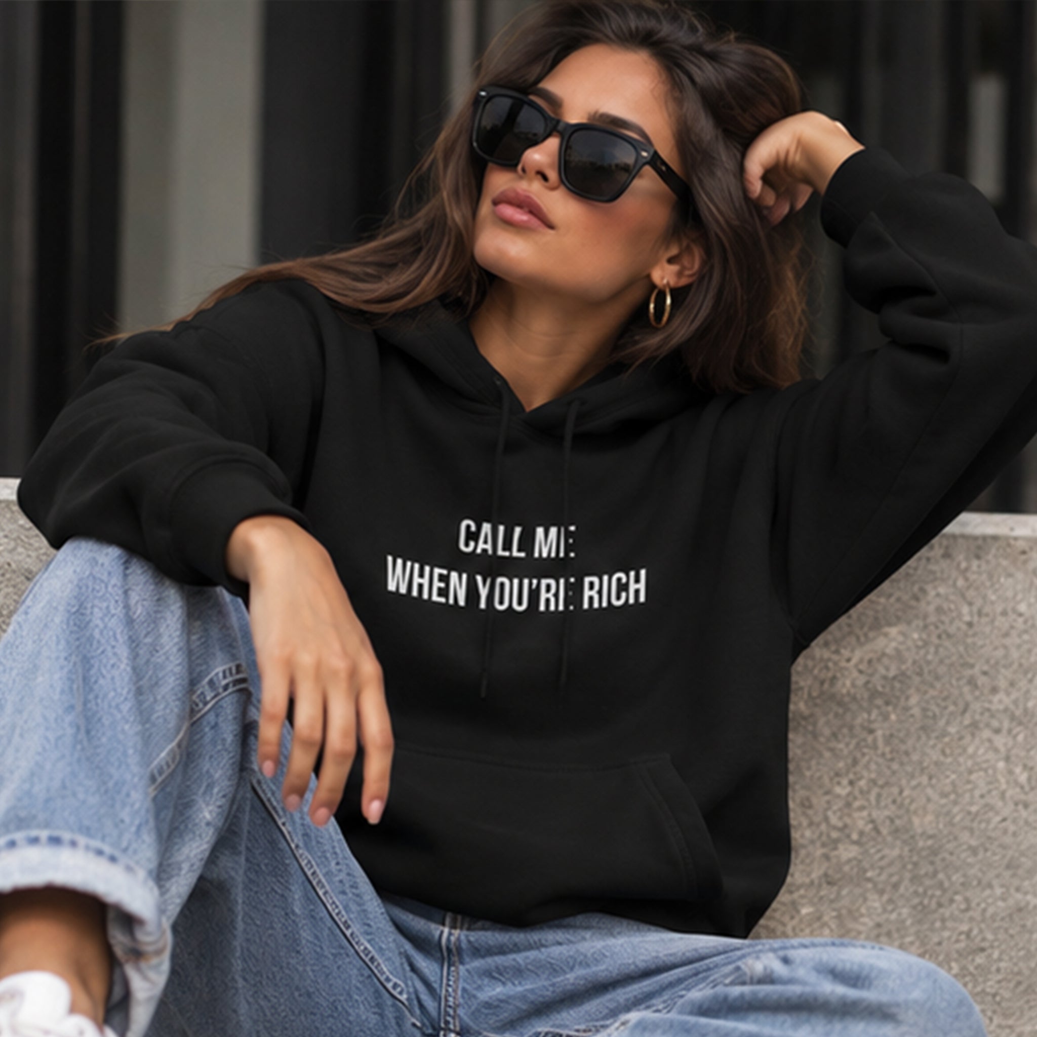 Call Me When You’re Rich Hoodie – Siyah – model üzerinde ön görünüm