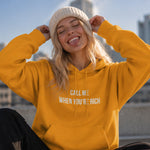 Call Me When You’re Rich Hoodie – Turuncu – model üzerinde ön görünüm