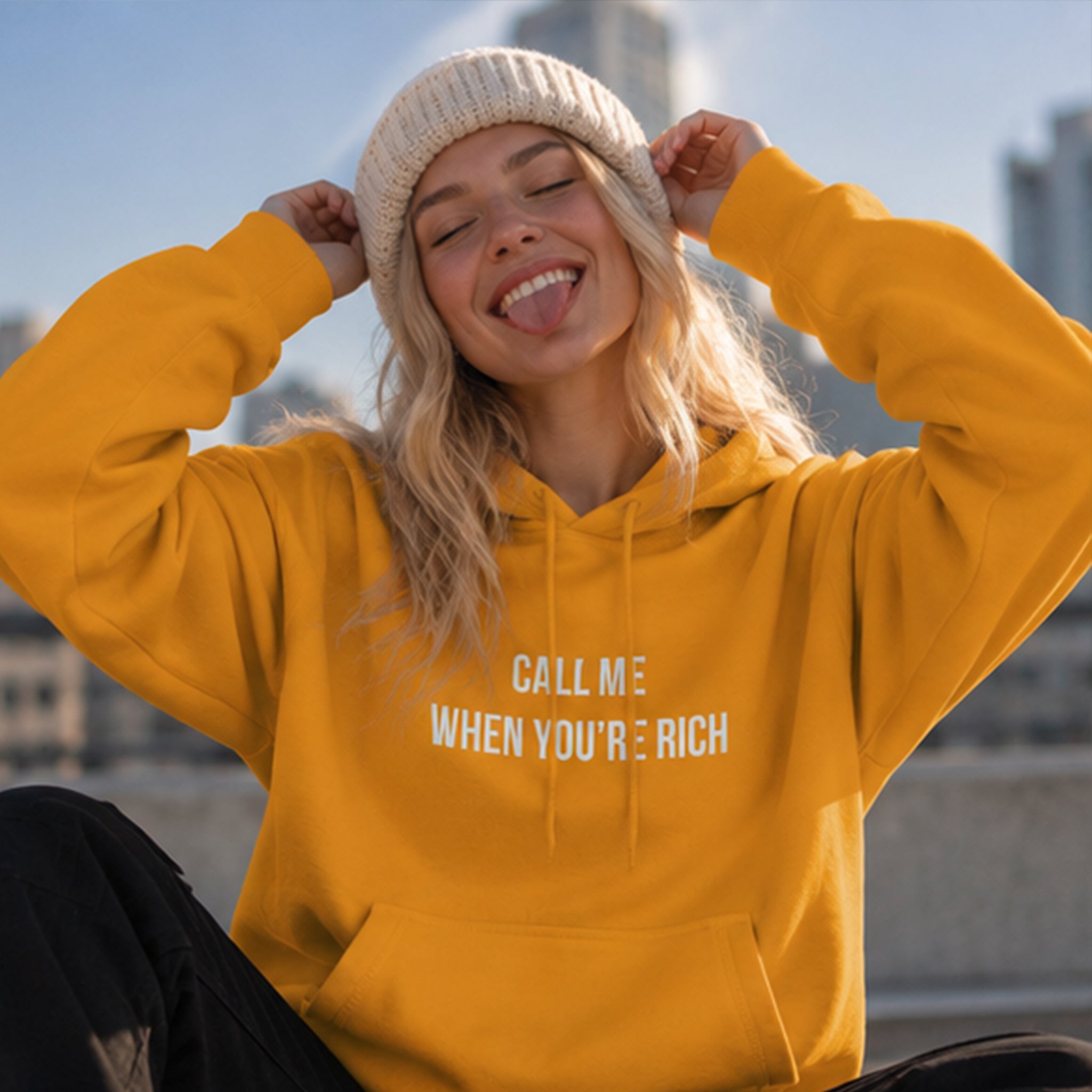 Call Me When You’re Rich Hoodie – Turuncu – model üzerinde ön görünüm