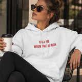 Call Me When You’re Rich Hoodie – Beyaz – model üzerinde ön görünüm