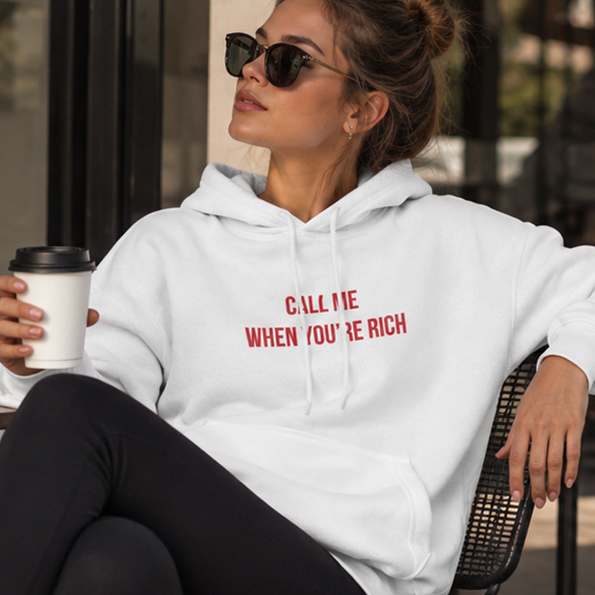 Call Me When You’re Rich Hoodie – Beyaz – model üzerinde ön görünüm