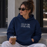 Clean Girl Until 9 PM Hoodie – Lacivert – model üzerinde ön görünüm