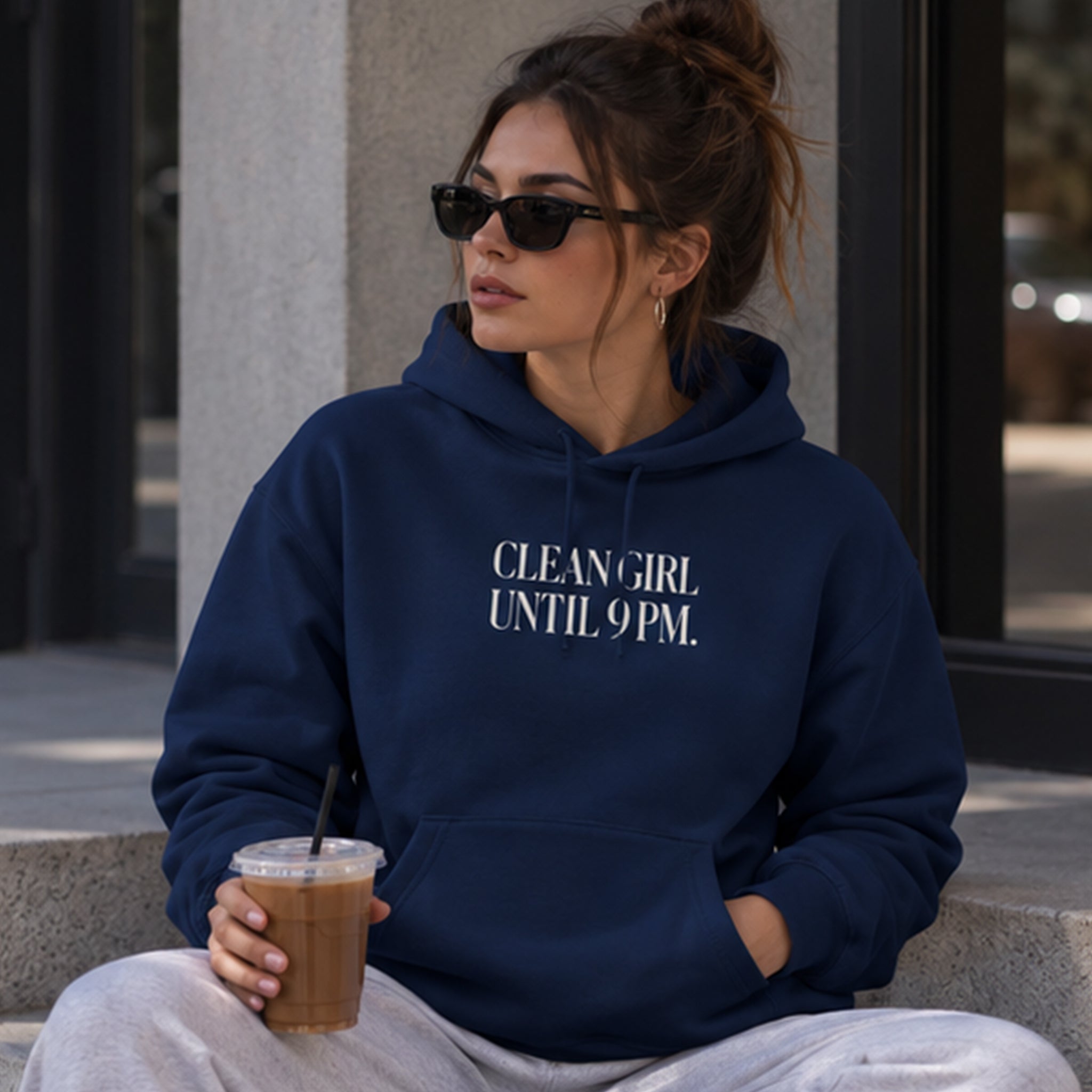Clean Girl Until 9 PM Hoodie – Lacivert – model üzerinde ön görünüm