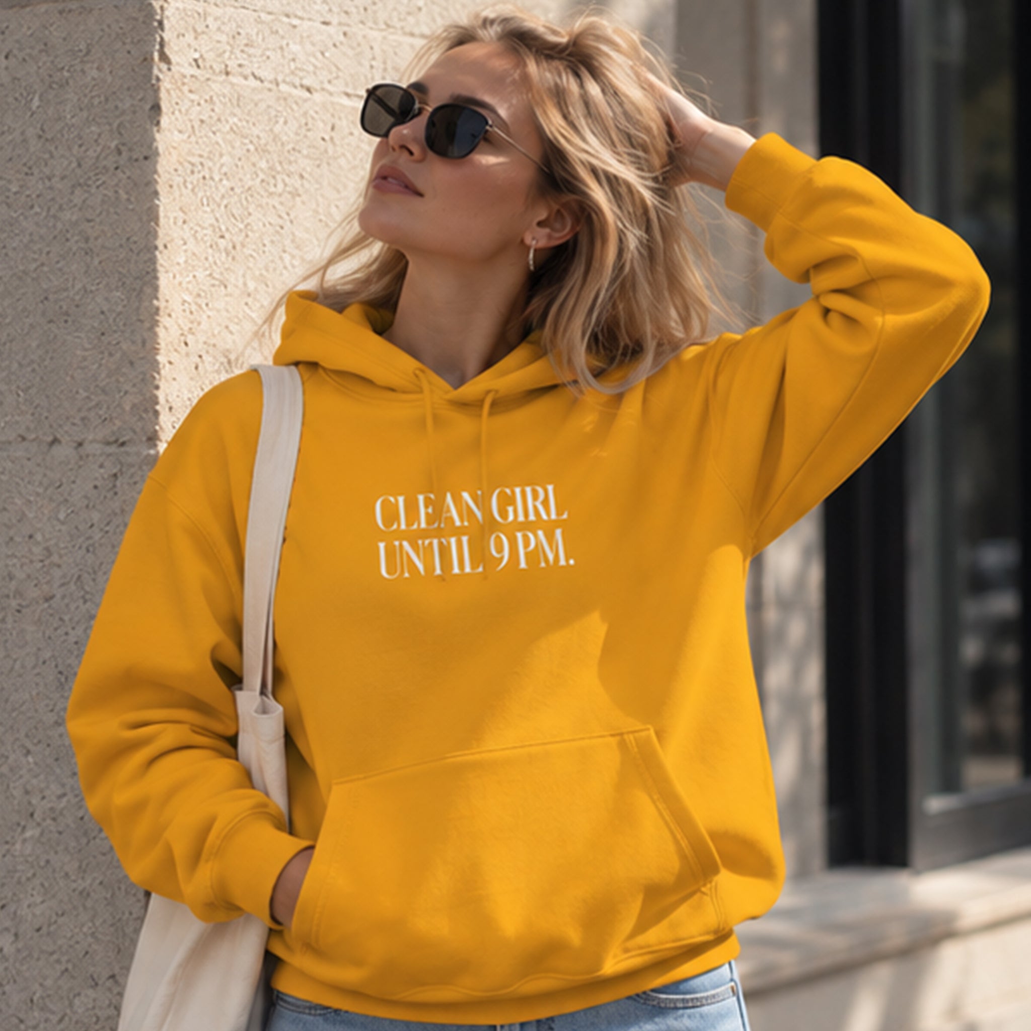 Clean Girl Until 9 PM Hoodie – Turuncu – model üzerinde ön görünüm