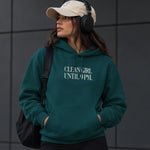 Clean Girl Until 9 PM Hoodie – Koyu Yeşil – model üzerinde ön görünüm