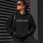 Good Boys & Bad Boys Hoodie – Siyah – model üzerinde ön görünüm