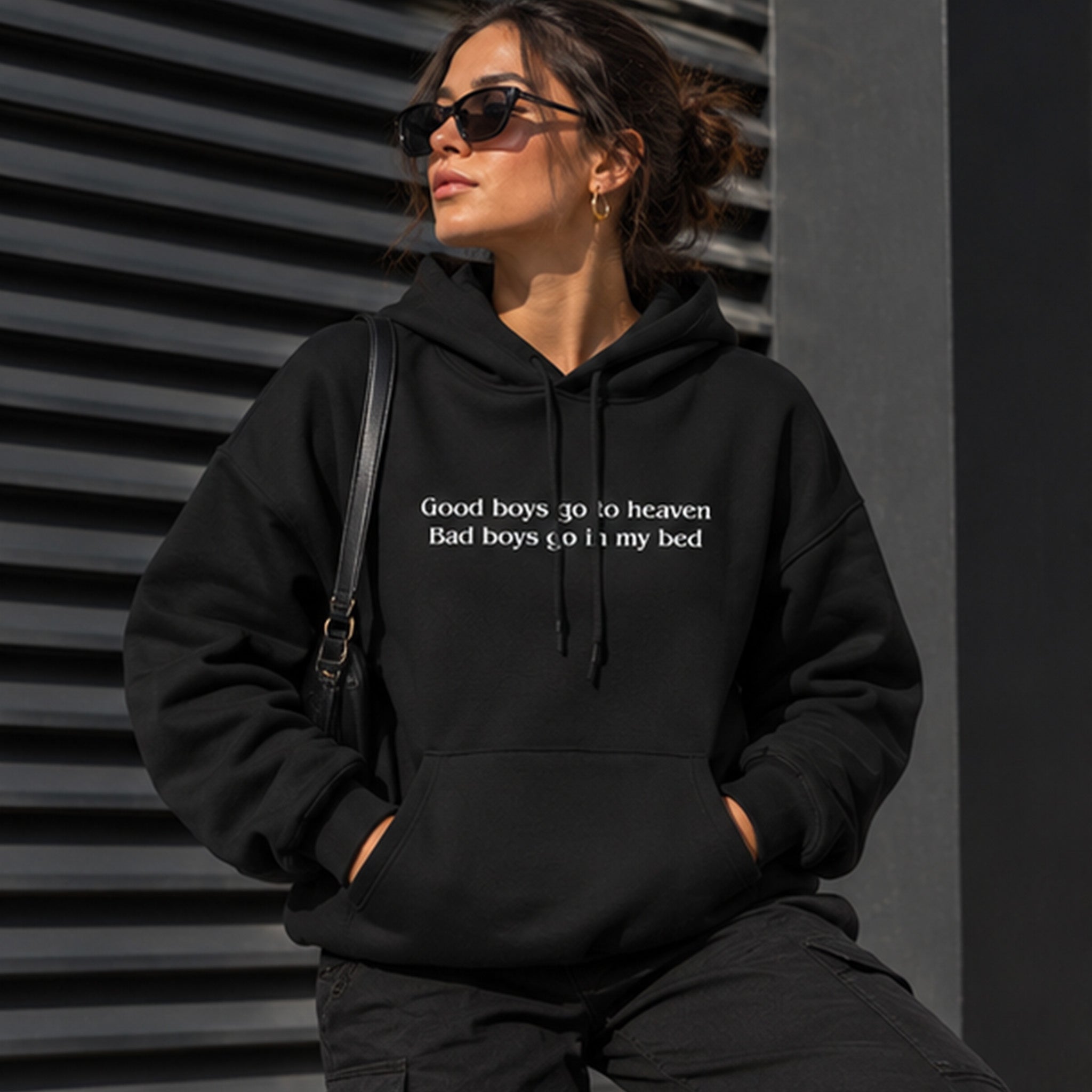 Good Boys & Bad Boys Hoodie – Siyah – model üzerinde ön görünüm