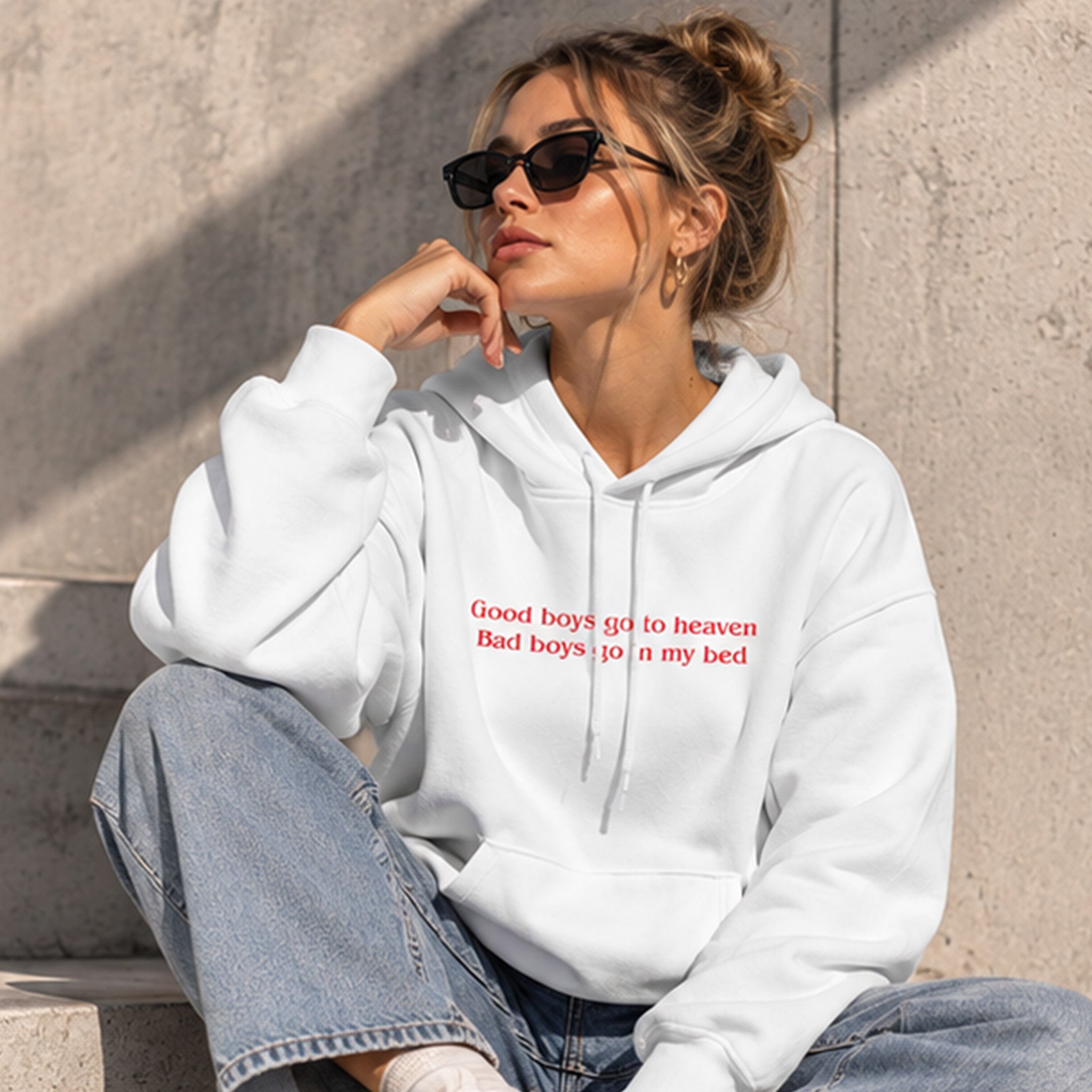 Good Boys & Bad Boys Hoodie – Beyaz – model üzerinde ön görünüm