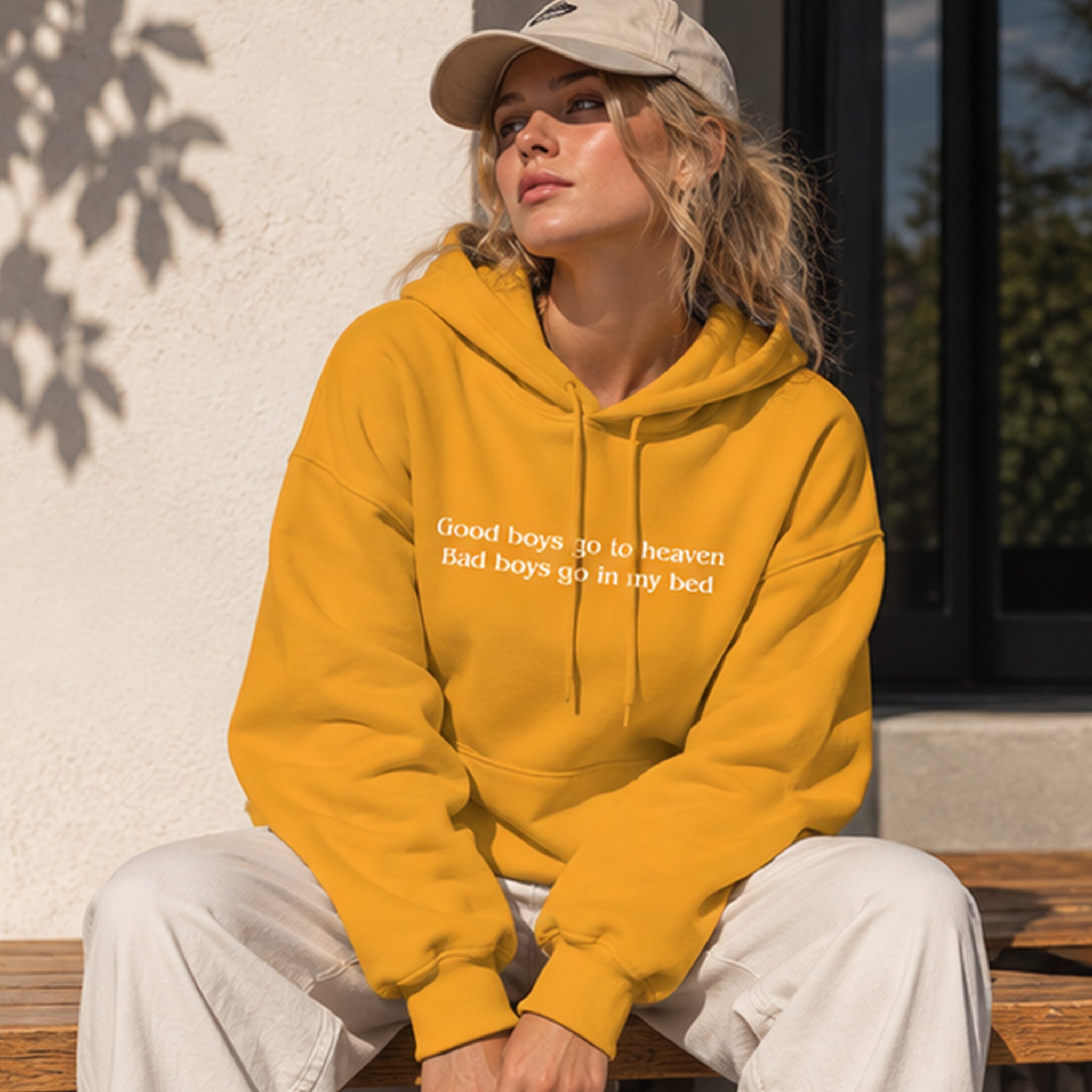 Good Boys & Bad Boys Hoodie – Turuncu – model üzerinde ön görünüm