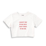 I Don't Try to Be Sexy, Sexy Tries to Be Me Crop Tişört - beyaz