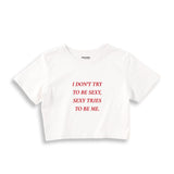 I Don't Try to Be Sexy, Sexy Tries to Be Me Crop Tişört - beyaz