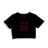 I Don't Try to Be Sexy, Sexy Tries to Be Me Crop Tişört - siyah