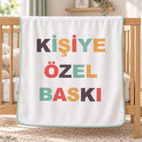 Kişiye özel polar bebek battaniyesi, mint kenar dikişi ve bebek odası görünümü