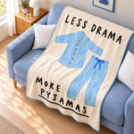 Less Drama More Pyjamas Polar TV Battaniyesi — Çapraz görünüm