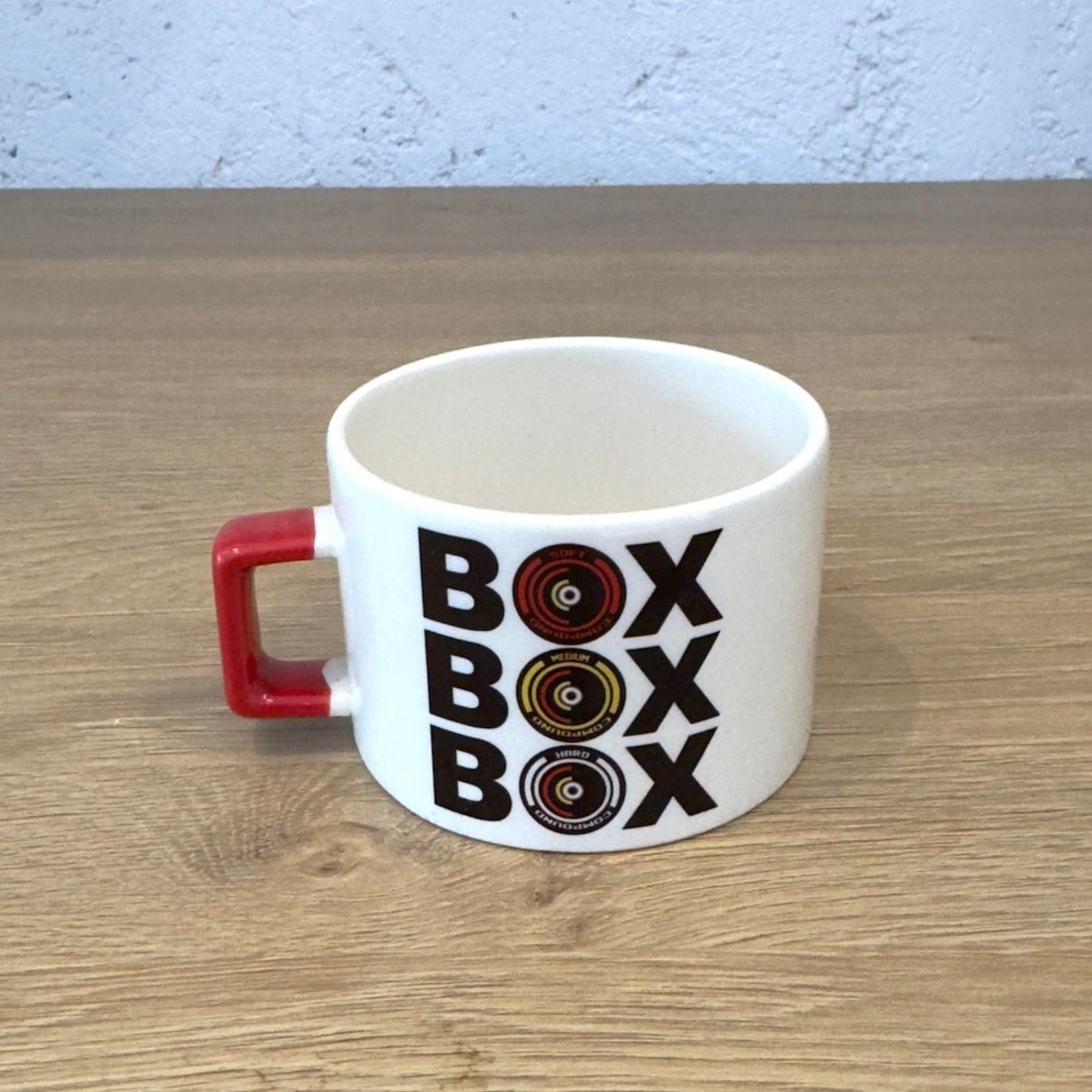 Box Box Box Kırmızı U Kulplu Kupa