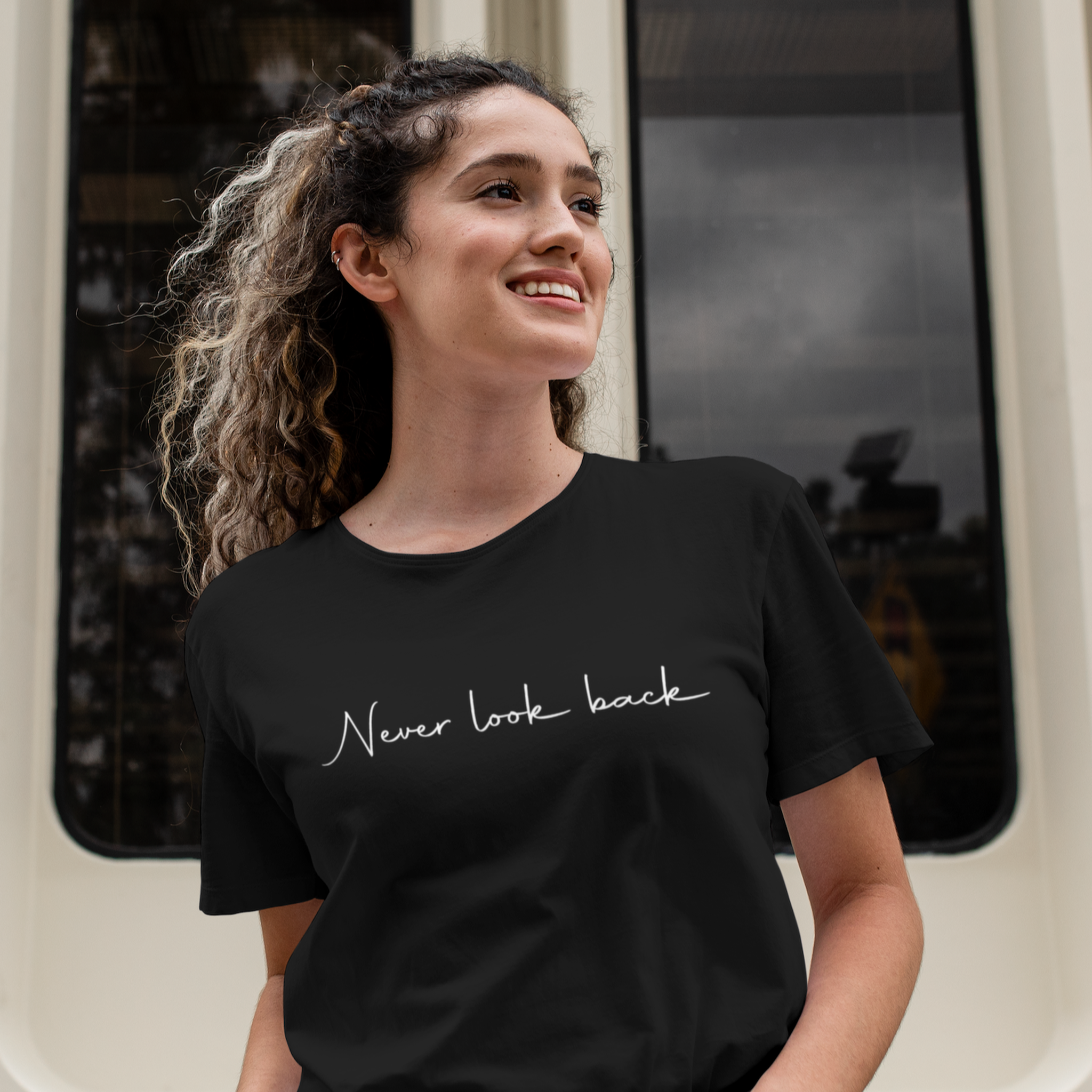 Never Look Back Tişört