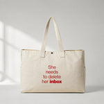 She Needs To Delete Her Inbox Daily Tote Bag – ön görünüm