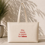 She Needs To Delete Her Inbox Weekend Tote Bag – ön görünüm