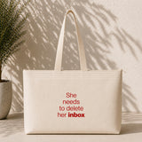 She Needs To Delete Her Inbox Weekend Tote Bag – ön görünüm