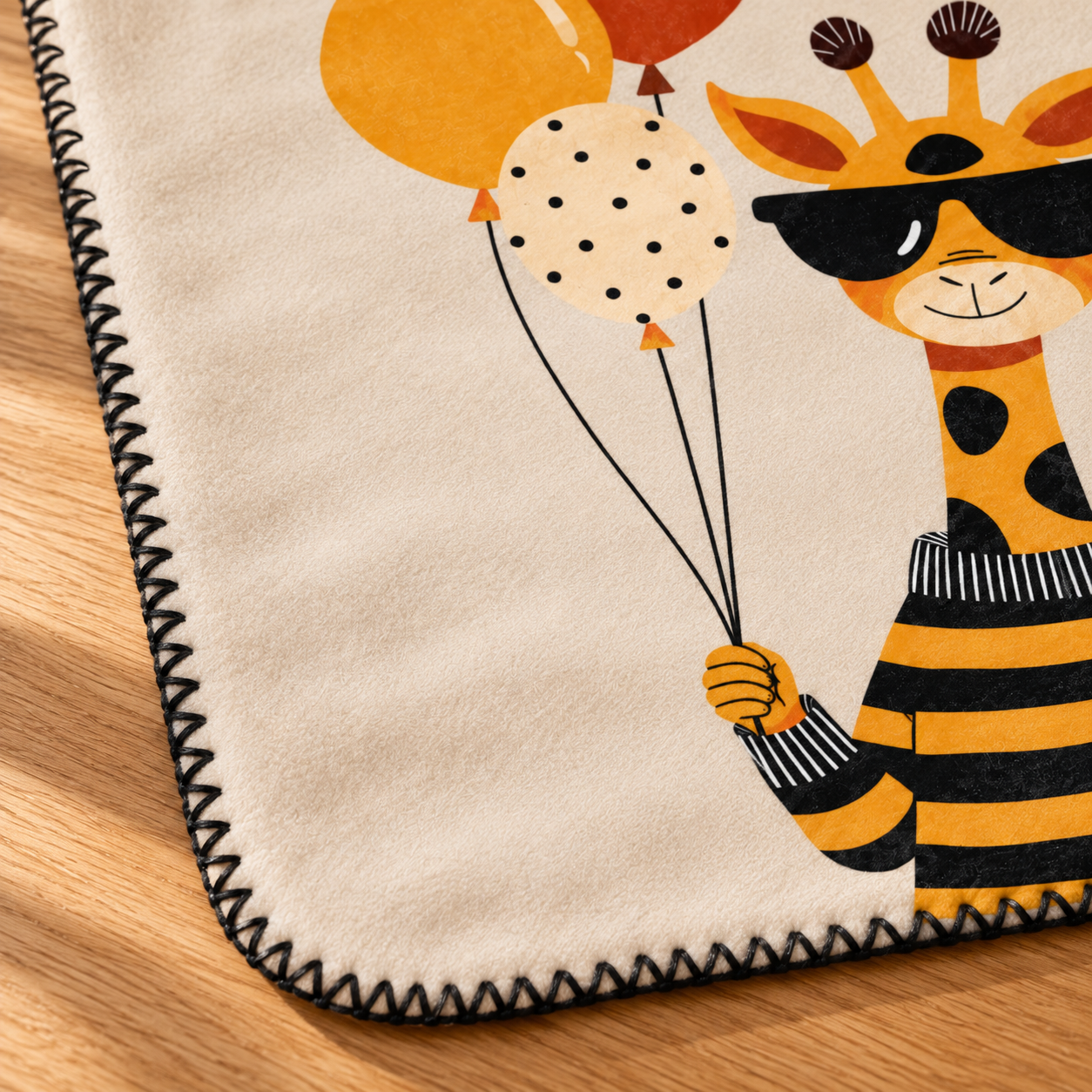 Sunny Giraffe Polar Bebek Battaniyesi – dikiş detayı